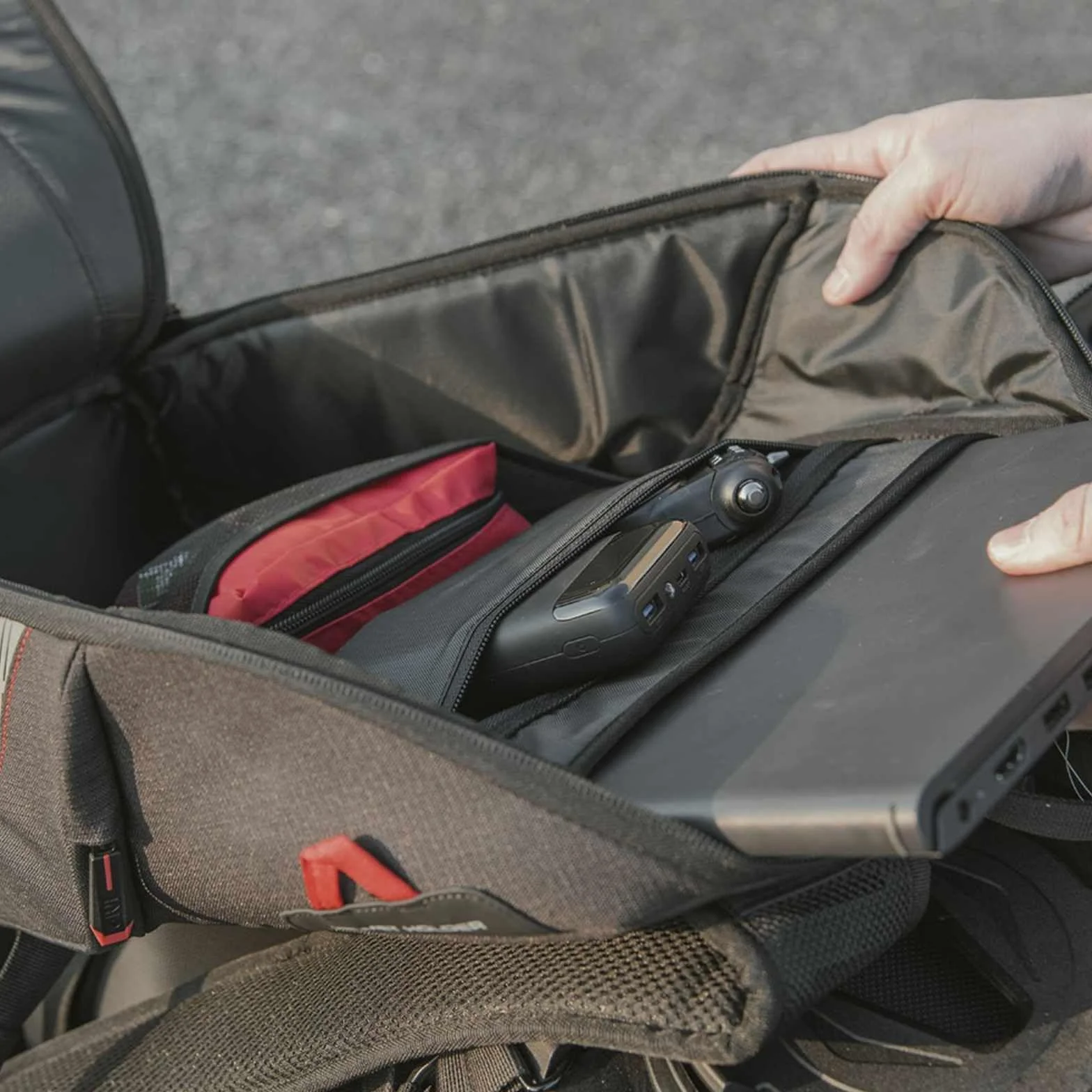 Zaino Moto GIVI EASY13 18L con Tasca Porta Casco Estraibile, Copertura Antipioggia e Vano Laptop 16” – Nero
