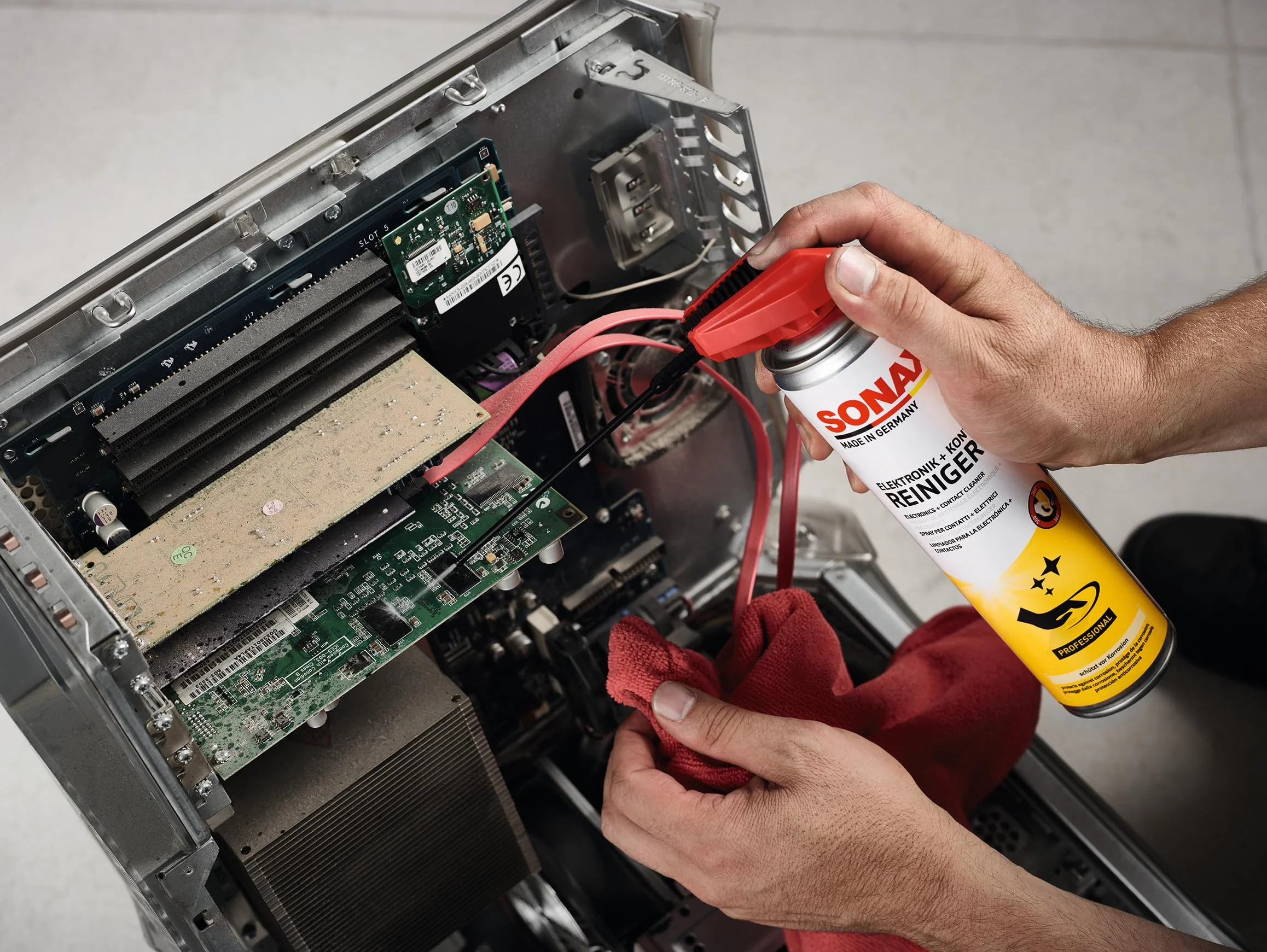 SONAX Spray per contatti elettrici (400 ml) pulisce connettori e altre parti elettriche + assicura un eccellente flusso di corrente | Art. N. 04603000