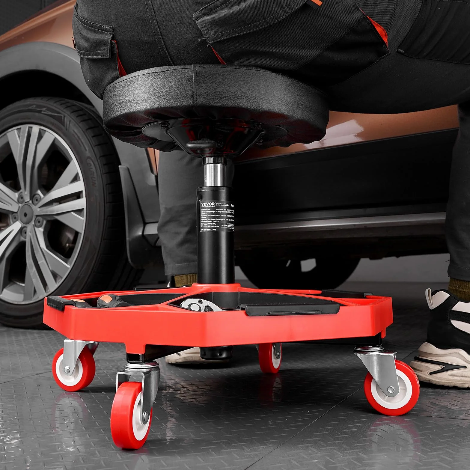 VEVOR Sgabello da Meccanico con Ruote, Capacità 136 kg, Altezza Regolabile 420-550 mm, Vassoio Portautensili, Nero Rosso