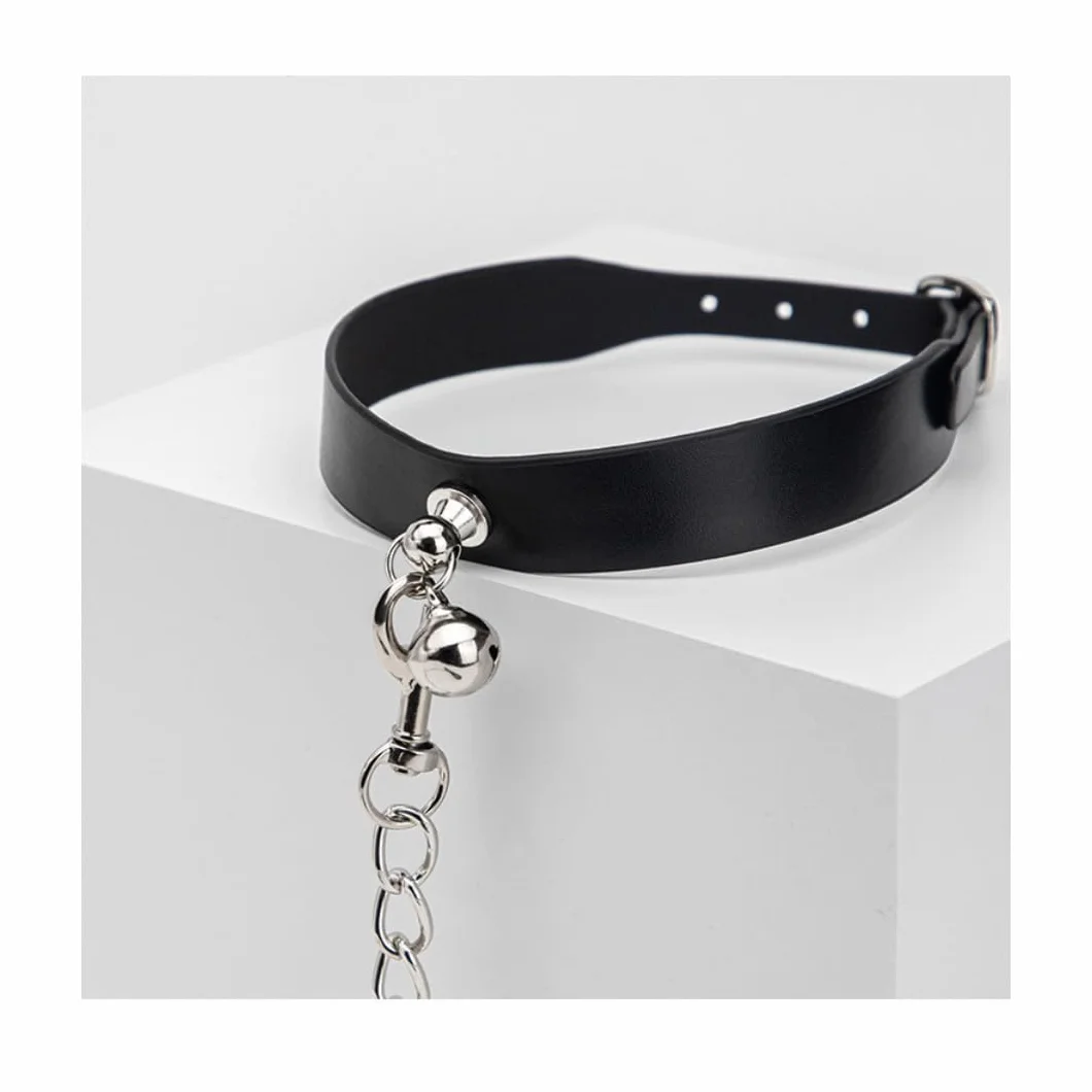 Collare di cuoio regolabile con campana decorazione donna B129