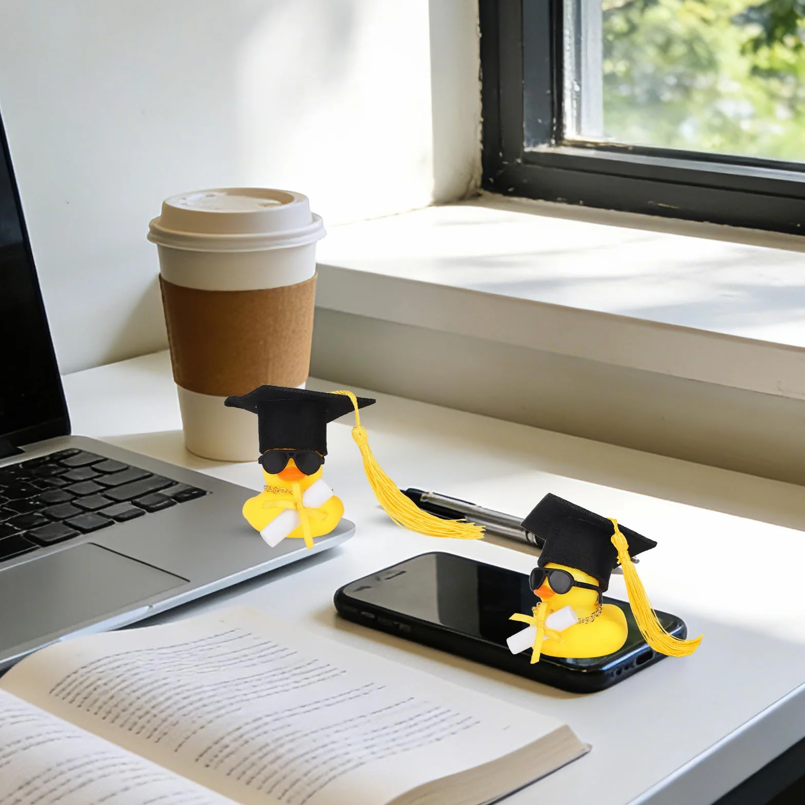 2pz Decorazione Cruscotto Auto a Forma di Paperella Gomma per Laurea, Mini Cappello da Diplomi Collana e Occhiali Sole Grazioso Ornamento di Paperella per Laureati Magistrali e Dottorandi (Giallo)