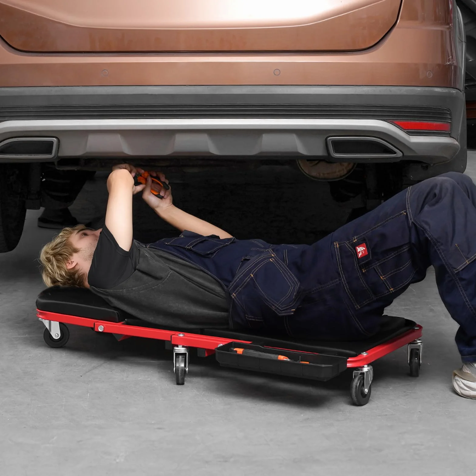 VEVOR Sgabello da Garage Pieghevole Z con Ruote, 914 mm, capacità 136,1 kg, Vassoio Portautensili a 6 Ruote, Sedile Imbottito, Struttura in Acciaio, Sedia da Sdraiarsi o Sedersi per Garage, Officina