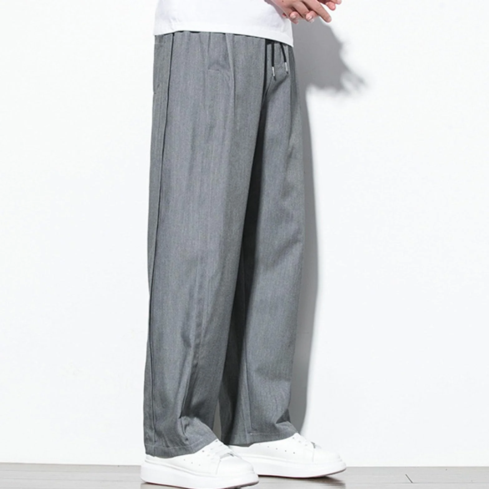 Pantaloni lunghi da uomo estivi a gamba larga in tessuto con tasche tinta unita
