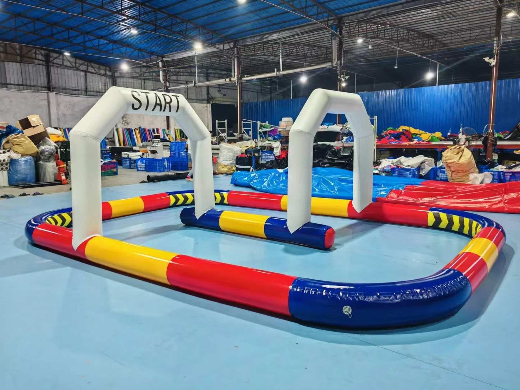 Pista gonfiabile dei go-kart per le automobili di paraurti, progettazione portatile del PVC con la pompa per divertimento all'aperto