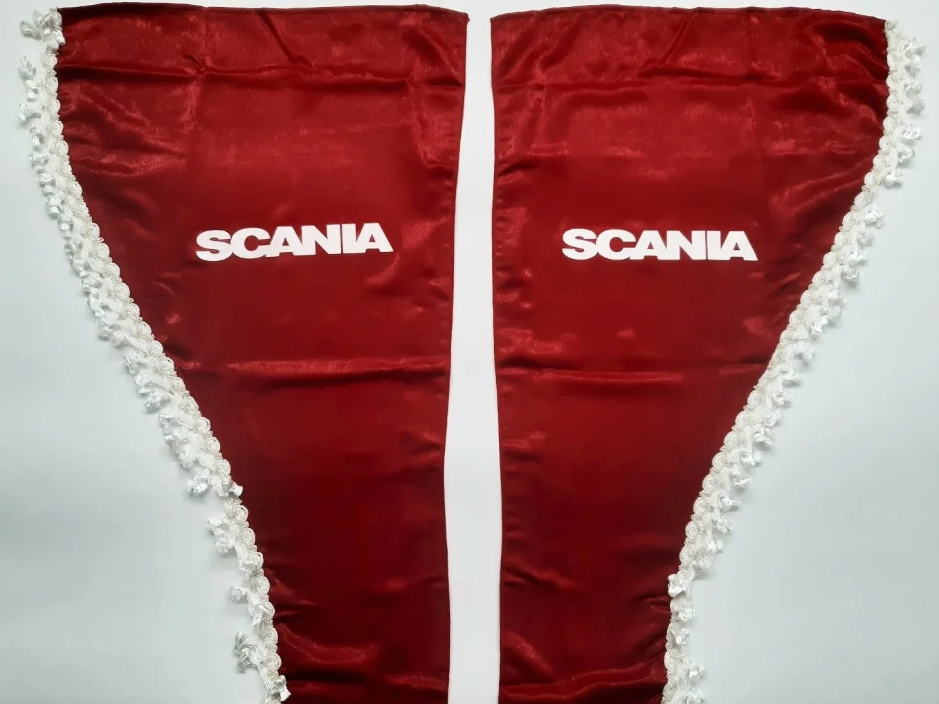 Set di 3 tende decorative in peluche con pompon bianchi per camion Scania R S P L (rosso)
