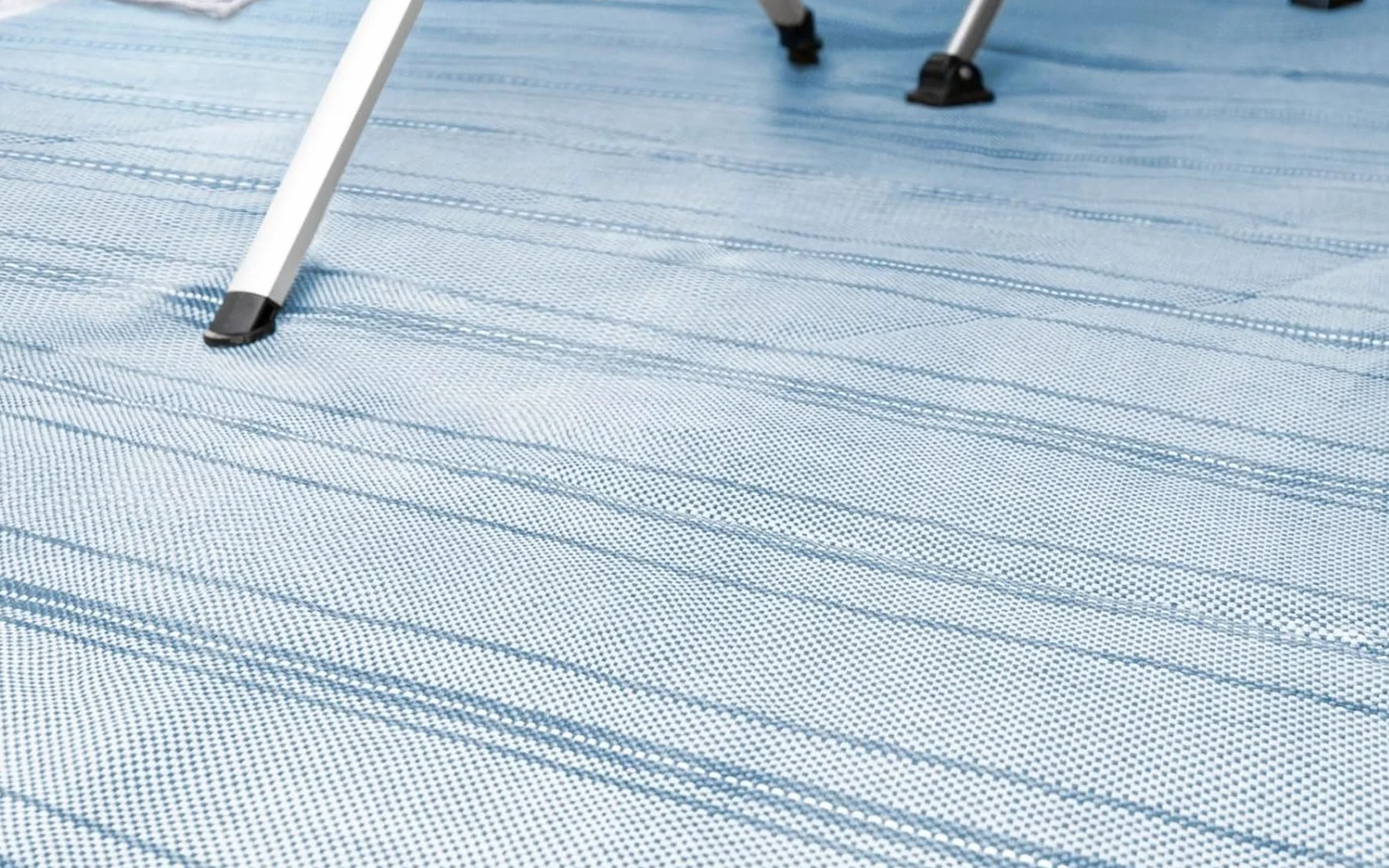 Brunner Stuoia BRIOLITE: Robusta, Traspirante e Leggera - Ideale per Campeggio e Verande Caravan - Dimensione 250x500 cm, Colore Blu