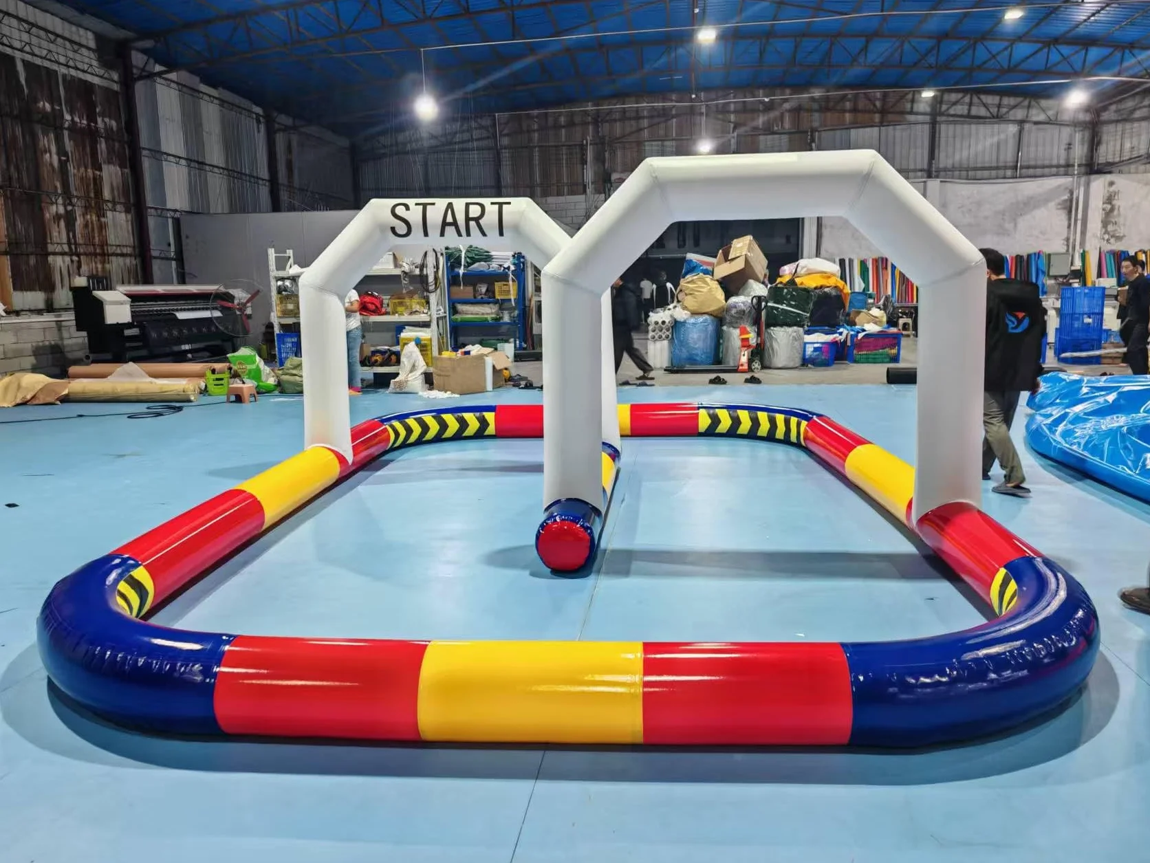 Pista gonfiabile dei go-kart per le automobili di paraurti, progettazione portatile del PVC con la pompa per divertimento all'aperto