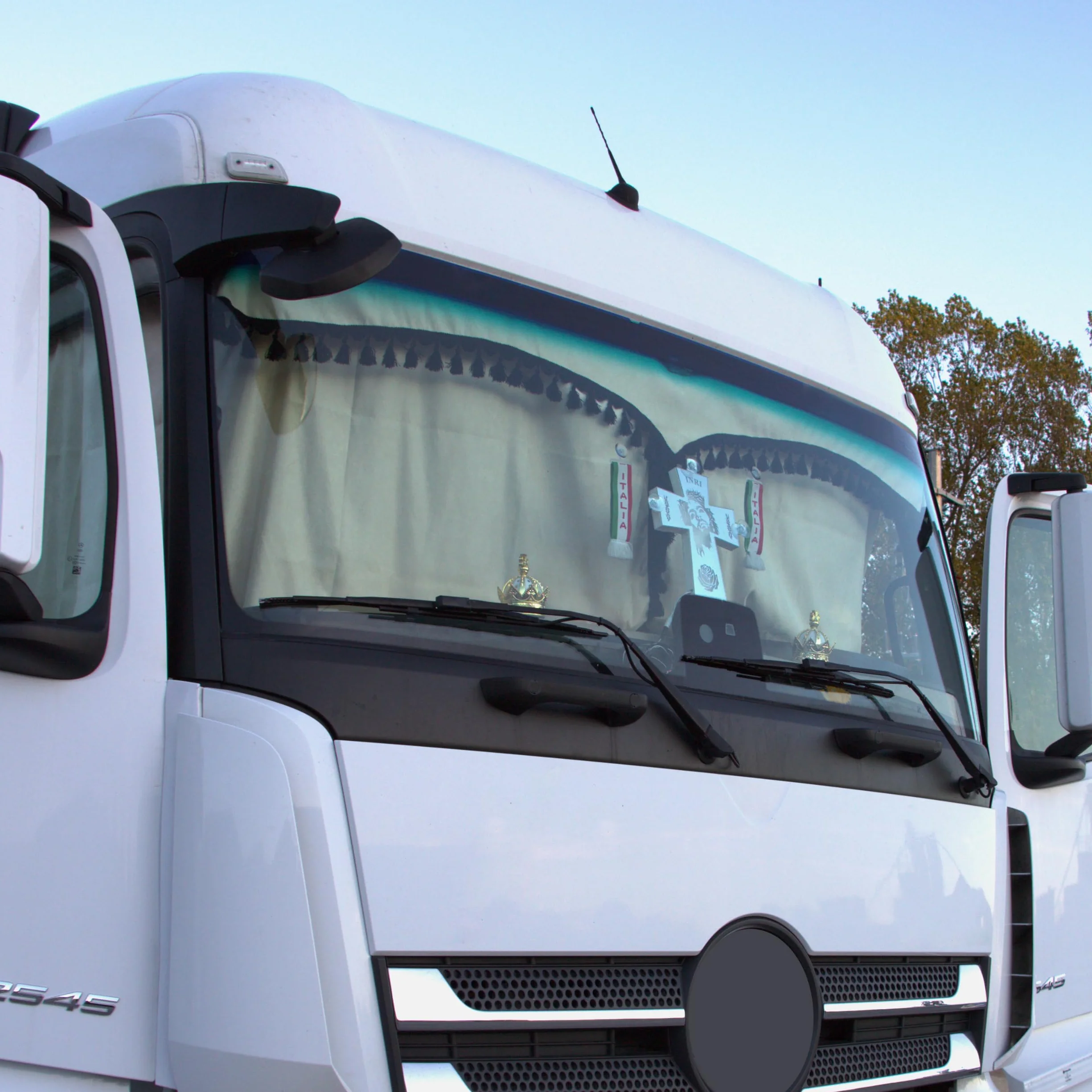 Set Elegante di Tende Universali per Camion, 6 Pezzi, in Simil Alcantara Altamente Oscurante, Colore Beige con Fiocchi Neri, Adatto a Tutti i Modelli di Camion, Applicazione Facile