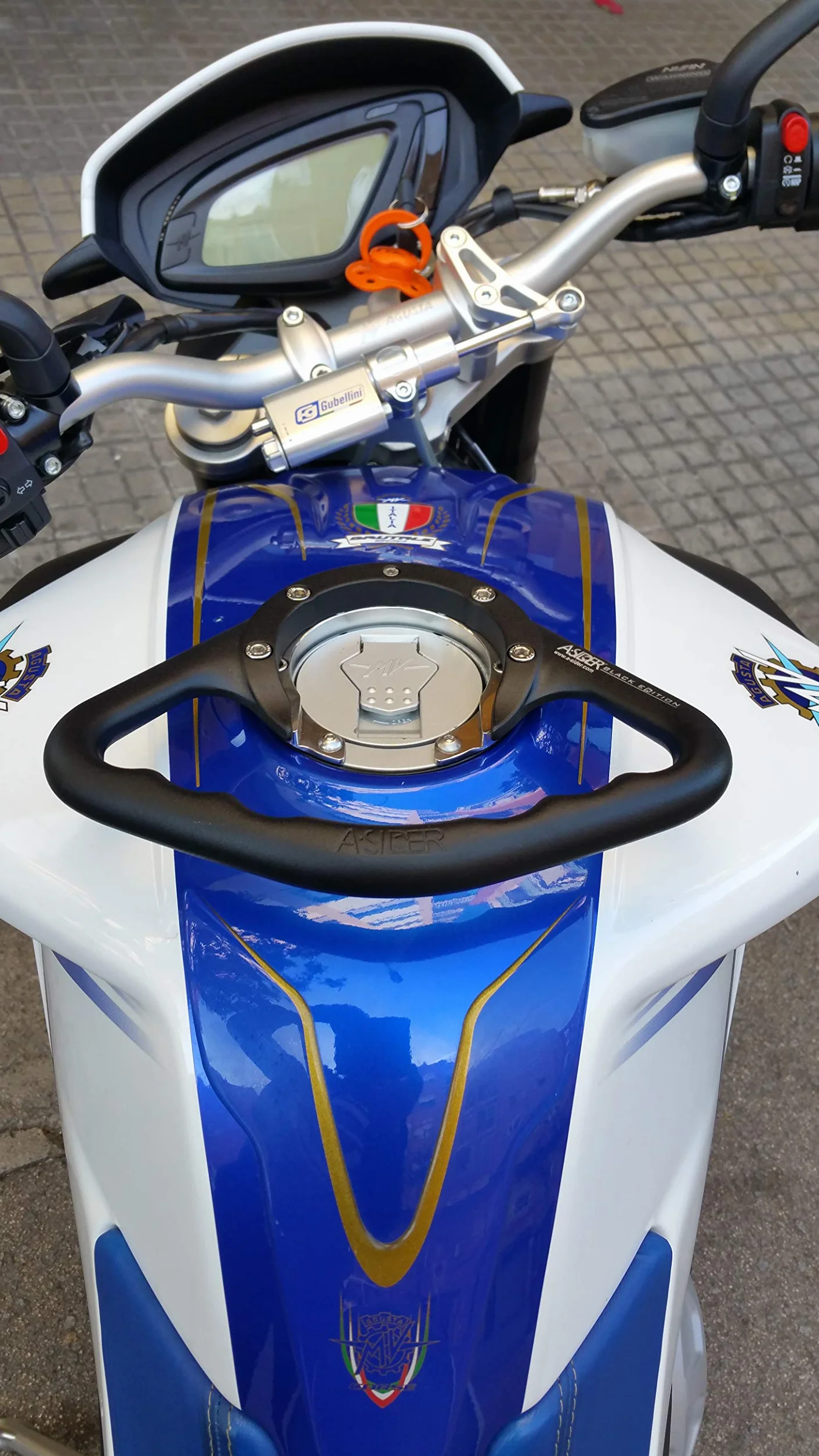 Moto Maniglia Serbatoio Nero A-SIDER Passeggero, compatibile con modelli MV Agusta, Triumph e Aprilia con tappo serbatoio a 6 viti. Verificare la compatibilità con il venditore.