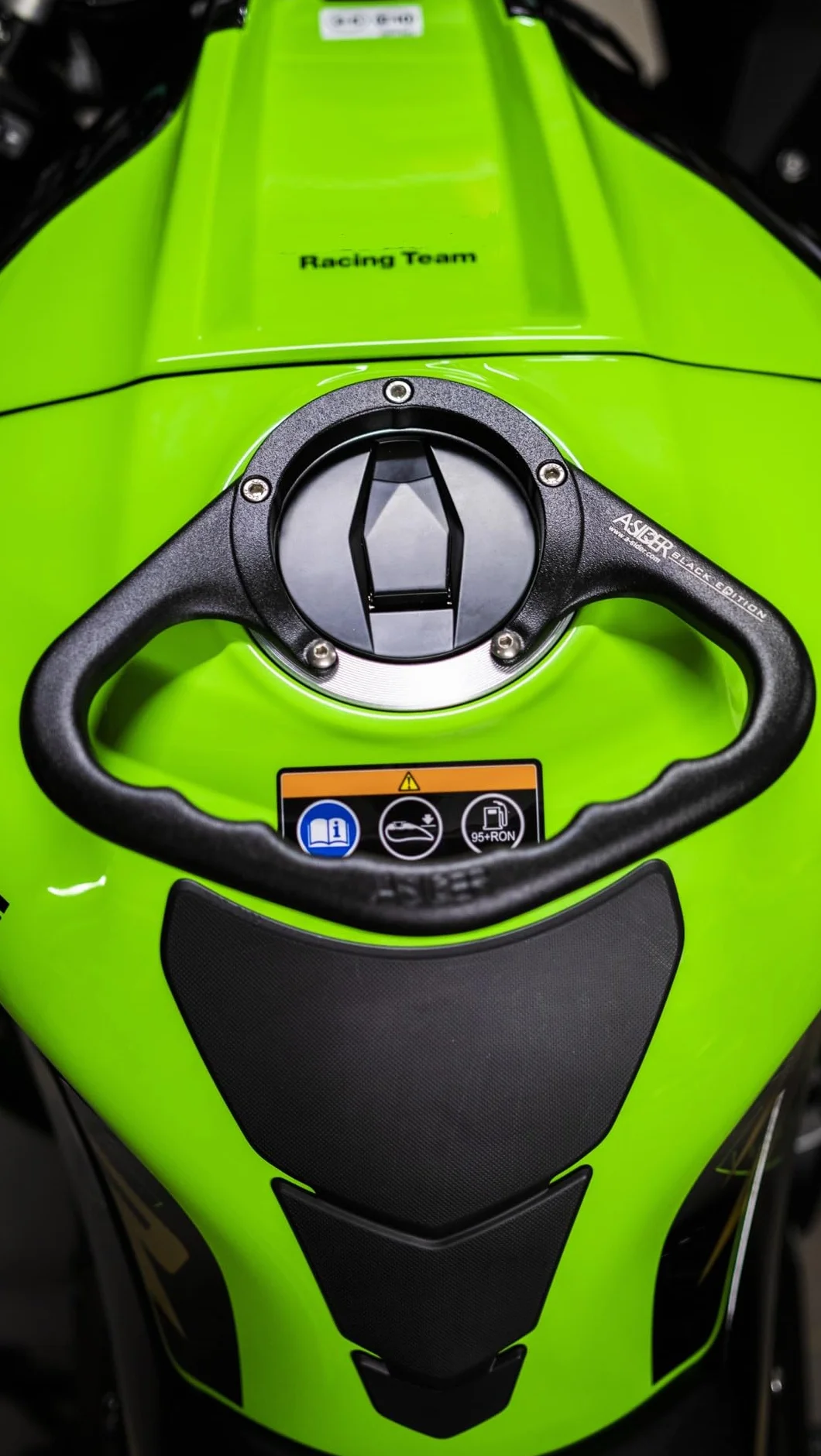 Moto Maniglia Serbatoio Nero A-SIDER Passeggero per l'installazione compatibile con alcuni modelli kawasaki