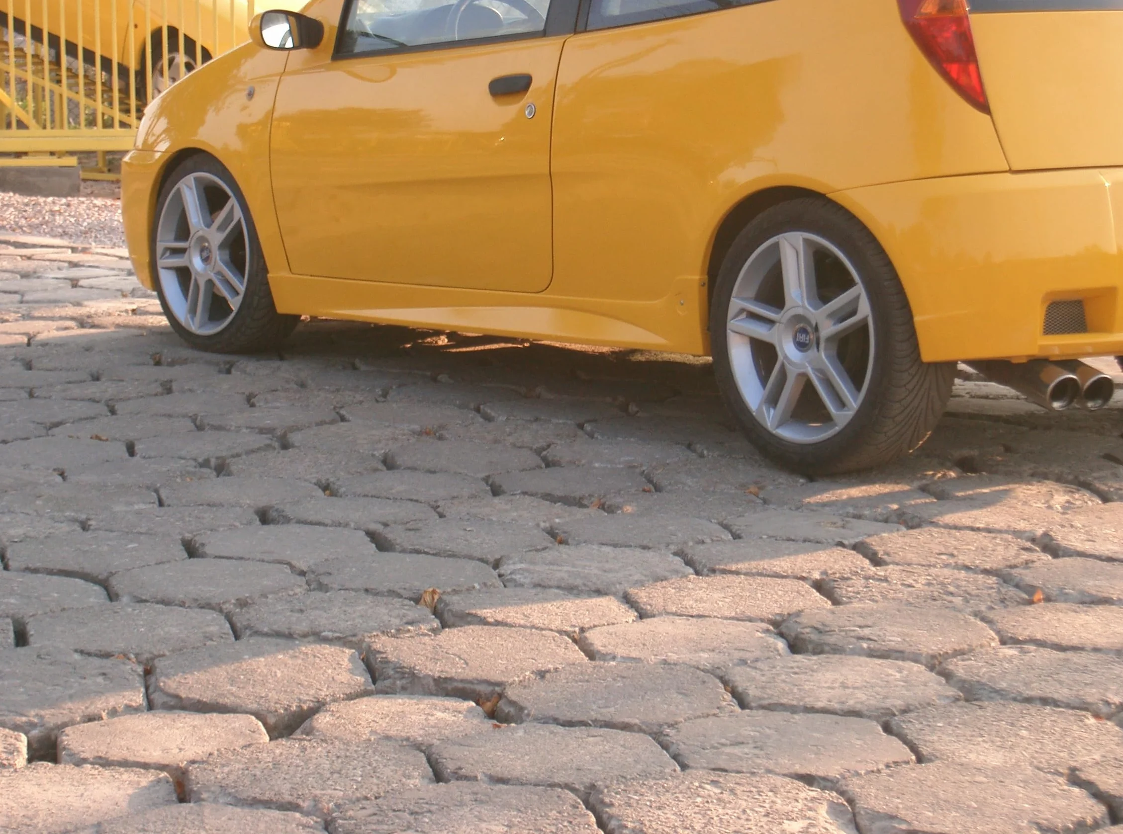 Minigonne Laterali Sottoporta per Fiat Punto 2 Abarth Look, Vetroresina Gialla