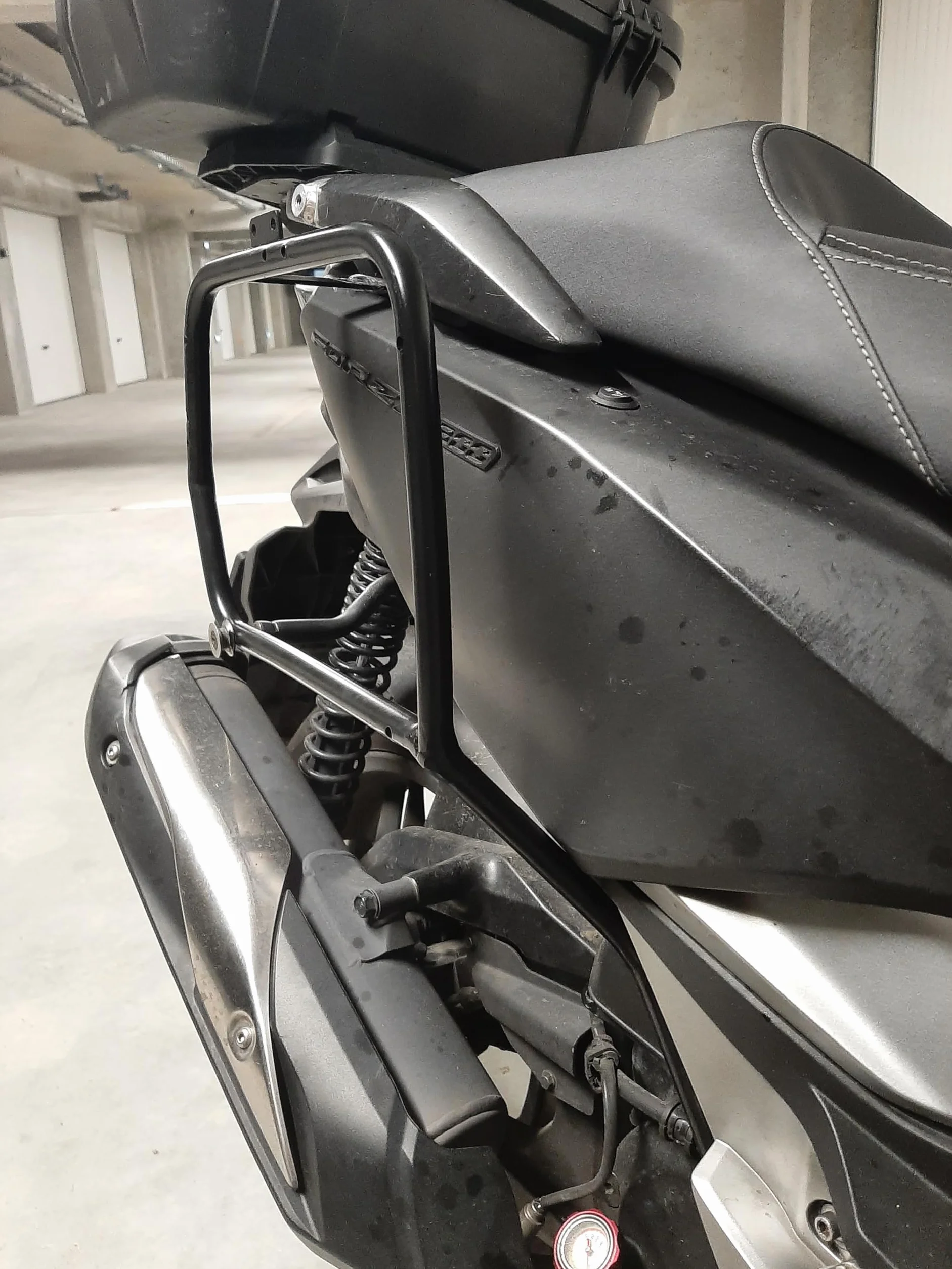 Generico Supporto Laterale Lartech compatibile con ADV350 e Honda Forza 125 300 350 2016-2025 per fissare valigie, bauli, borse morbide.