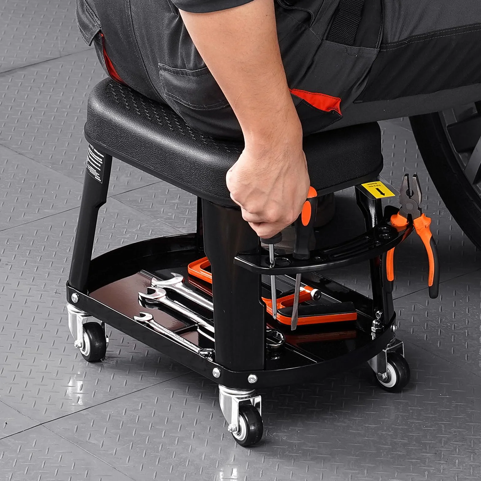 VEVOR Sgabello da Meccanico, Capacità di 136 kg Sgabello da Garage Girevole a 360° con Ruote, Vassoio Portautensili e Portacacciavite, Resistente, per Garage, Officina e Riparazione Auto, Nero