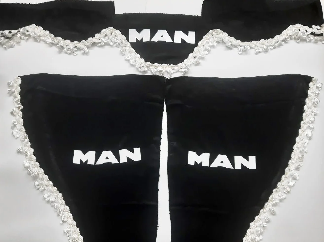 Set di 3 tende decorative in peluche con pompon bianchi per camion Man TGX TGA TGM (nero)