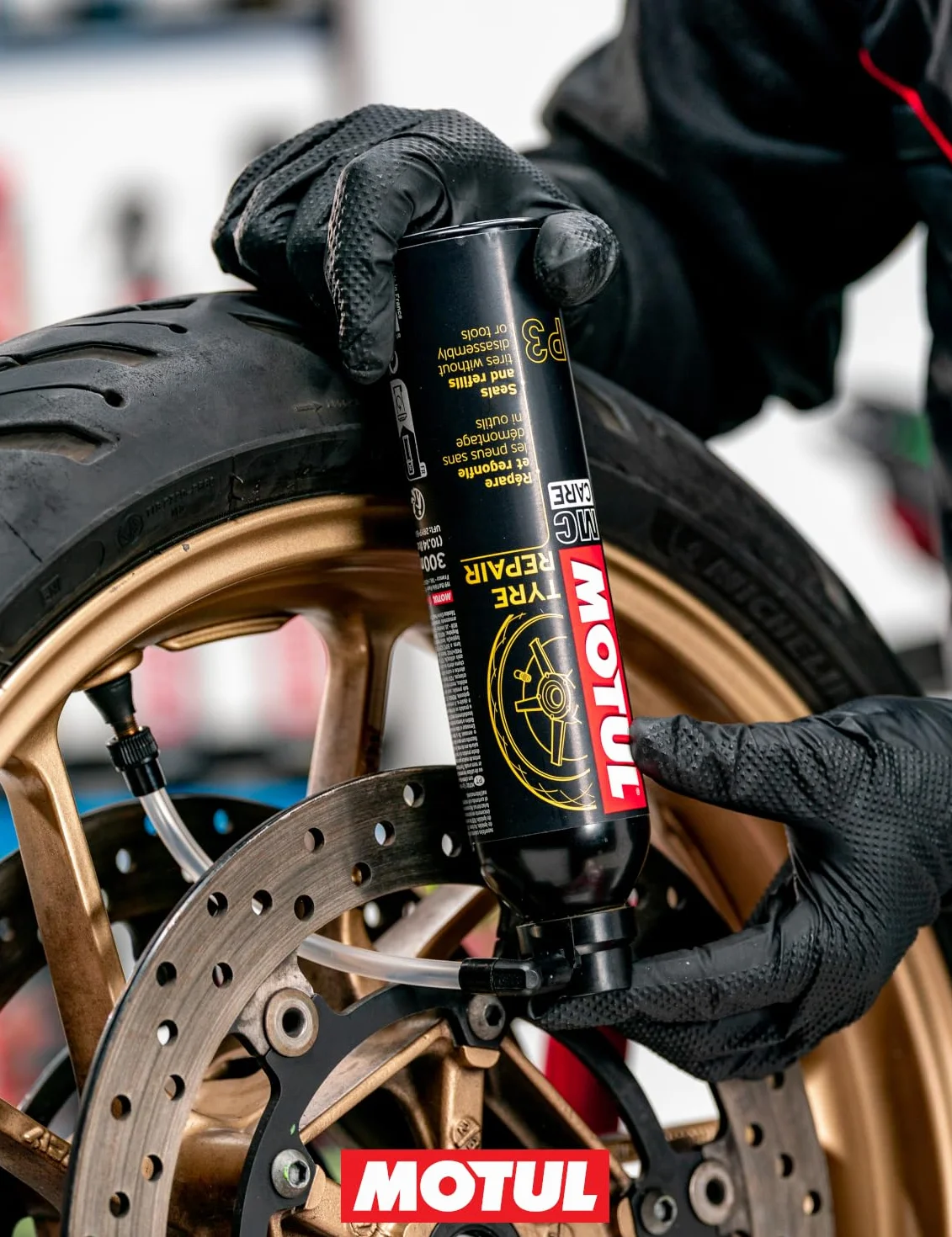 Motul - Aerosol Gonfiante e Riparante per Pneumatici Moto con o Senza Camera d'Aria - Riparazione Istantanea Senza Smontaggio né Attrezzi - MC Care Tyre Repair P3-300 ml