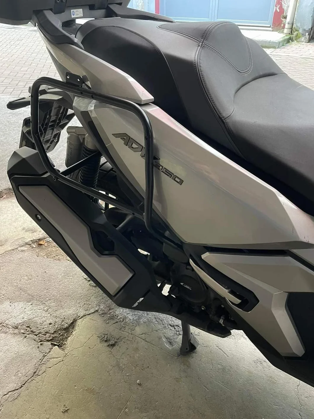 Generico Supporto Laterale Lartech compatibile con ADV350 e Honda Forza 125 300 350 2016-2025 per fissare valigie, bauli, borse morbide.
