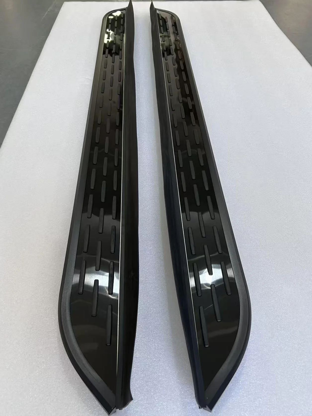 Pedane laterali per Mercedes Benz GLB X247 2020-2026, pedane laterali in alluminio con struttura, kit completo di installazione senza trapano (nero, 2 pezzi) (CKLH)