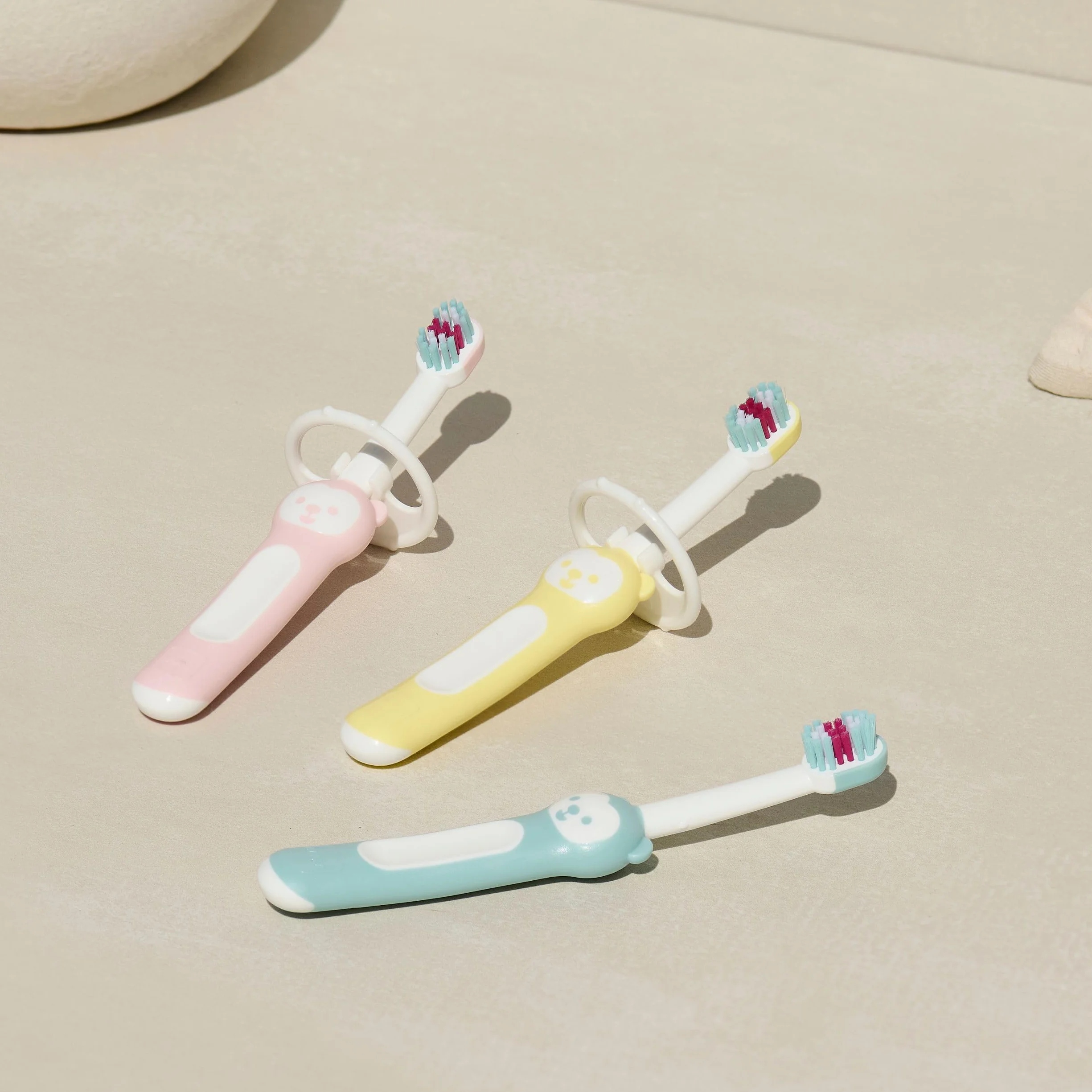 MAM Baby's Brush Set da 2, Spazzolino denti bambini 6+ mesi, Impugnatura antiscivolo, Setole morbide, Rosa