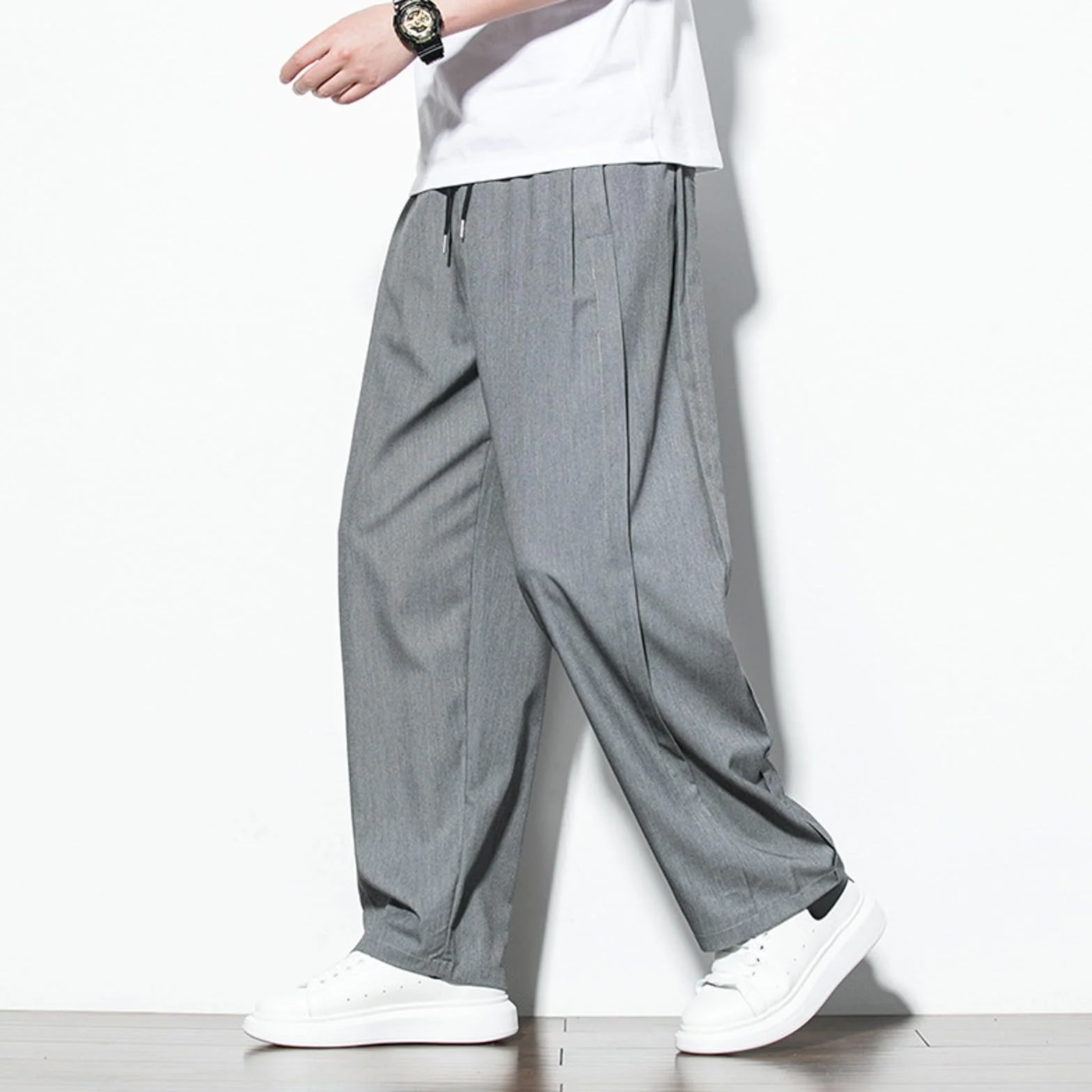 Pantaloni lunghi da uomo estivi a gamba larga in tessuto con tasche tinta unita