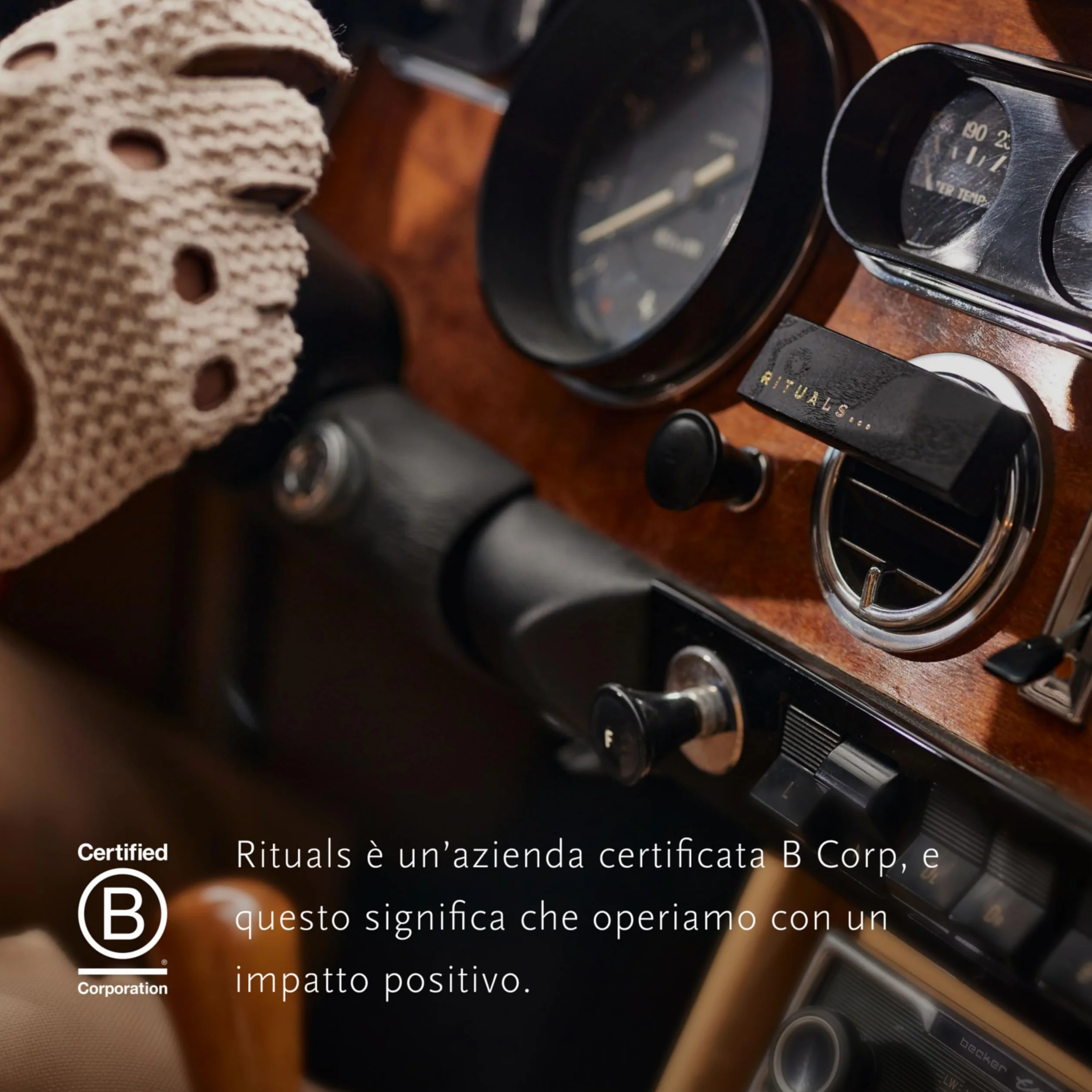 RITUALS The Ritual of Sakura Car Perfume Gift Set, profumo per auto ricaricabile con supporto in legno