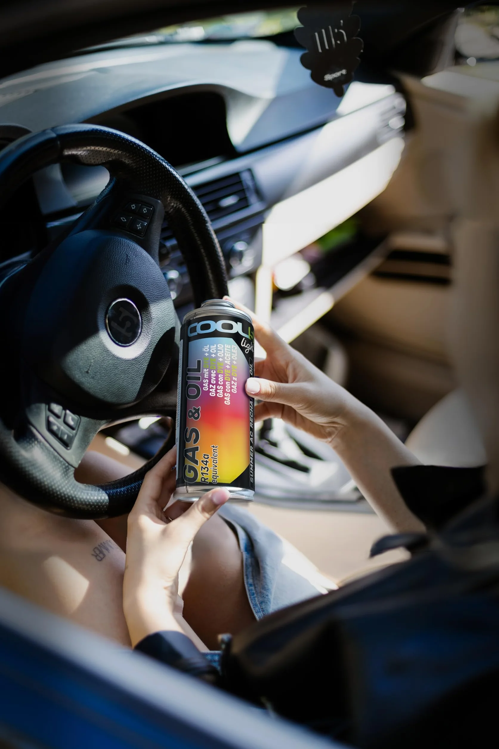 LIGHT R134a - Refrigerante di ricambio per condizionatori auto, 1 barattolo 2 in 1, 235 g + tubo di pressione con manometro