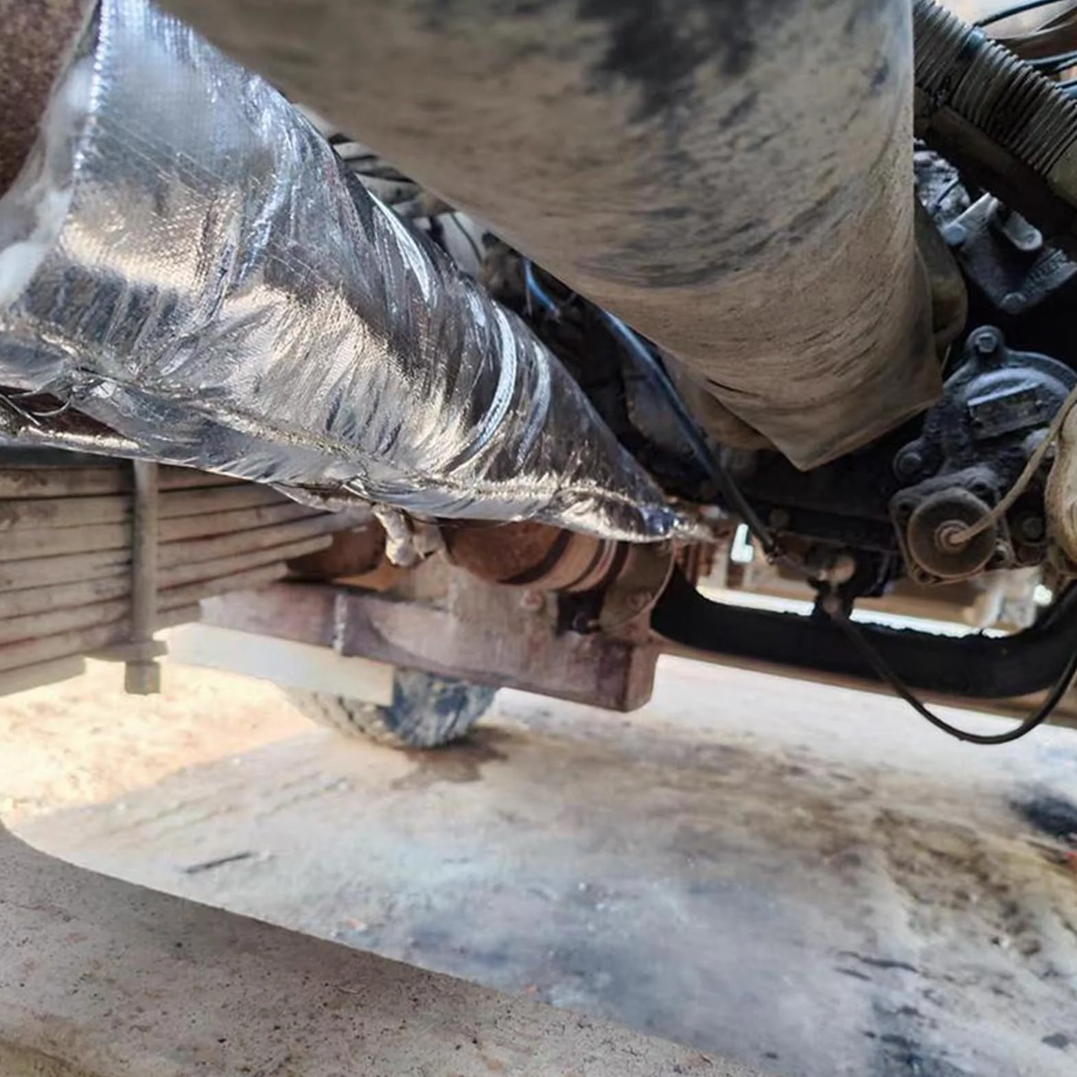 Materiale fonoassorbente per auto, scarico ignifugo isolante, tappetino isolante termico per tubi con riduzione del rumore e design scudo termico, foglio insonorizzante automobilistico per camion berl