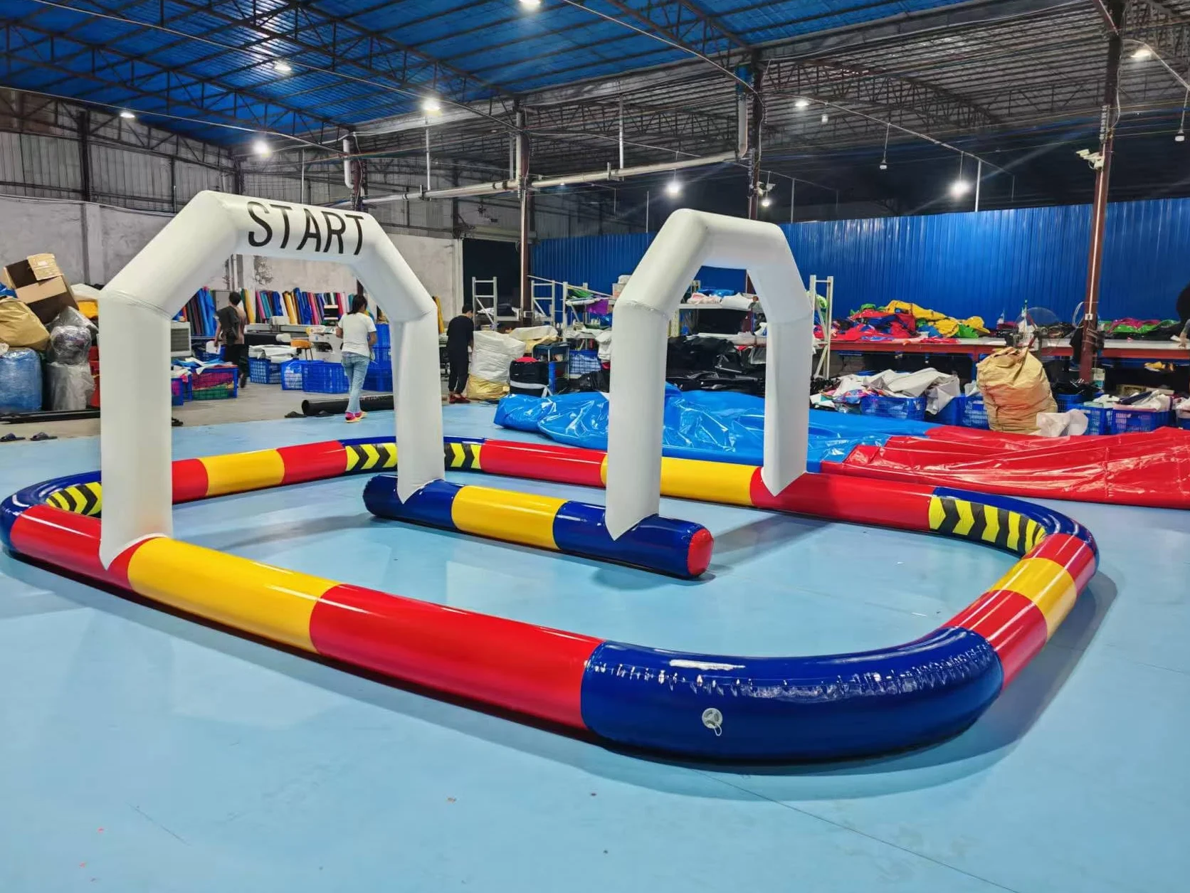 Pista gonfiabile dei go-kart per le automobili di paraurti, progettazione portatile del PVC con la pompa per divertimento all'aperto