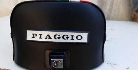 SELLA SELLONE COMPATIBILE CON VESPA PX 125 150 200 ARCOBALENO BASE IN FERRO CON MOLLE MADE IN ITALY TARGHETTA ADESIVA POSTERIORE