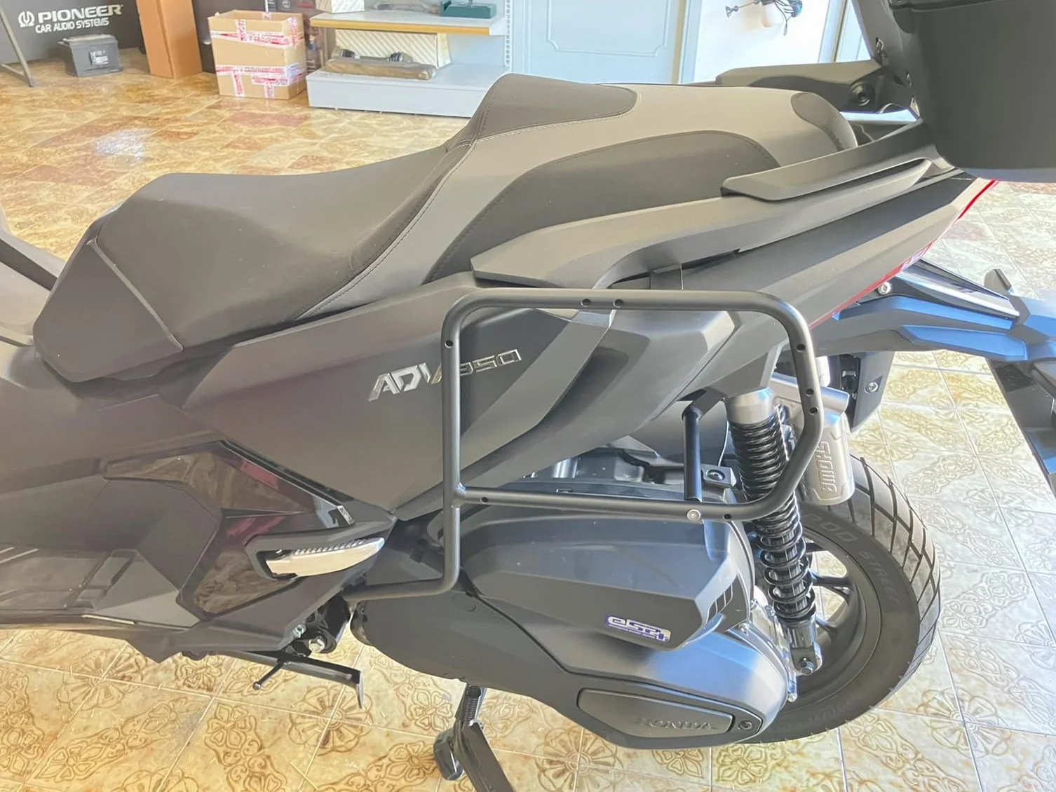 Generico Supporto Laterale Lartech compatibile con ADV350 e Honda Forza 125 300 350 2016-2025 per fissare valigie, bauli, borse morbide.