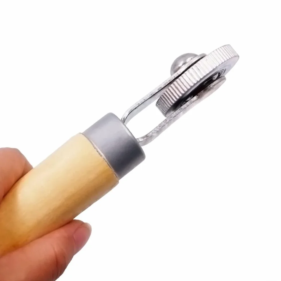 Rullo di compattazione per riparazione pneumatici con manico in gomma in legno, strumento applicatore di patch in acciaio inox, strumento per sigillare patch a freddo e resistenza alle alte