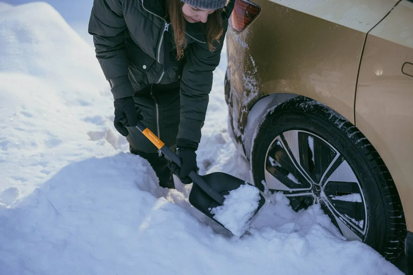 Fiskars Pala da Neve 63 cm Accessorio per Automobile Impugnatura a T Bordo in Acciaio Inox