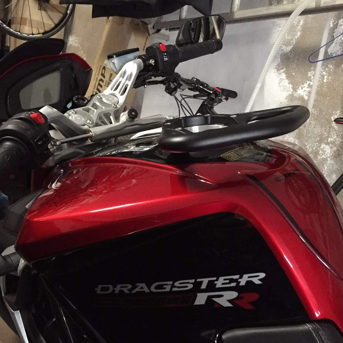 Moto Maniglia Serbatoio Nero A-SIDER Passeggero, compatibile con modelli MV Agusta, Triumph e Aprilia con tappo serbatoio a 6 viti. Verificare la compatibilità con il venditore.