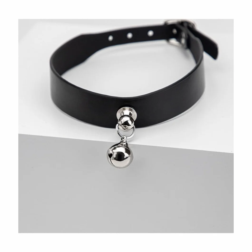 Collare di cuoio regolabile con campana decorazione donna B129