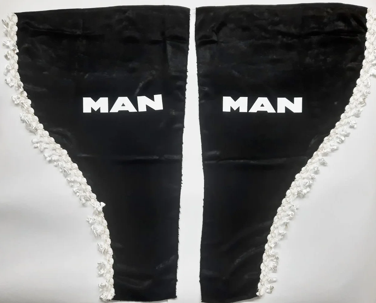 Set di 3 tende decorative in peluche con pompon bianchi per camion Man TGX TGA TGM (nero)
