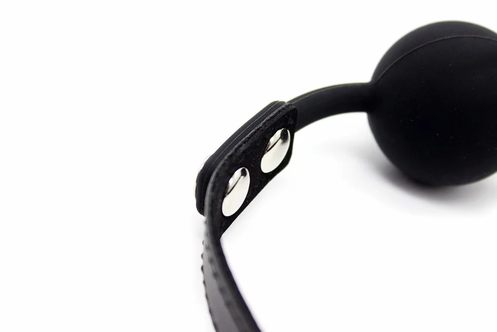 BONDAGERIE® Gagball silicone con lucchetto donna bocca aperta uomo