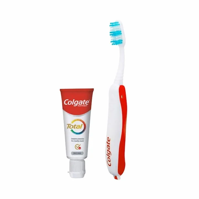 Colgate Kit da viaggio portatile con spazzolino morbido e dentifricio Total 20 ml