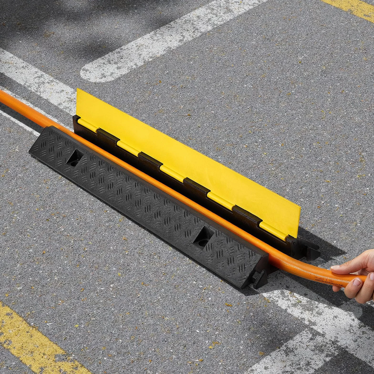 VEVOR Rampa di Protezione per Cavi, Capacità di 9979 kg/Asse, 1 Canale di Copertura per Tubo Flessibile in Gomma 70 x 50 mm, Dosso Rallentatore con Coperchio Superiore Apribile, 1 Confezione