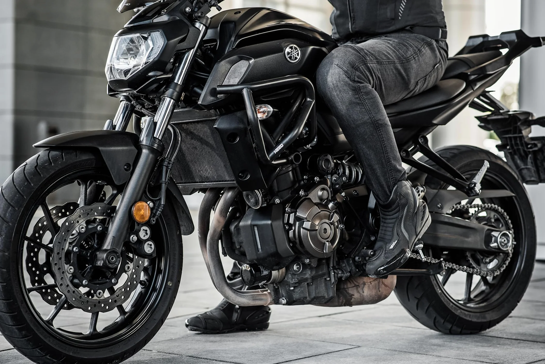SHIMA SX-6 Men, Scarpe Moto Uomo | Rinforzate Stivali Moto Uomo in Pelle, Supporto alla Caviglia, Suola Antiscivolo, Impugnatura del Cambio (Bianco, 45)