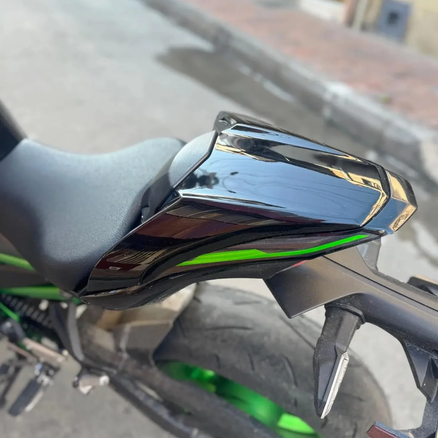 motociclo Parte posteriore del sedile del passeggero del Fodere per sedili compatibili con Z900 Z 900 2017-2024 18 19 20 21 22 23 Plastica ABS Parti (Nero)