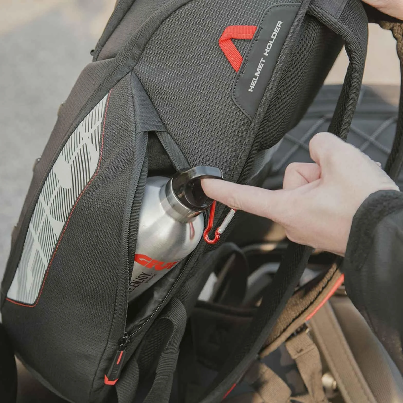 Zaino Moto GIVI EASY13 18L con Tasca Porta Casco Estraibile, Copertura Antipioggia e Vano Laptop 16” – Nero