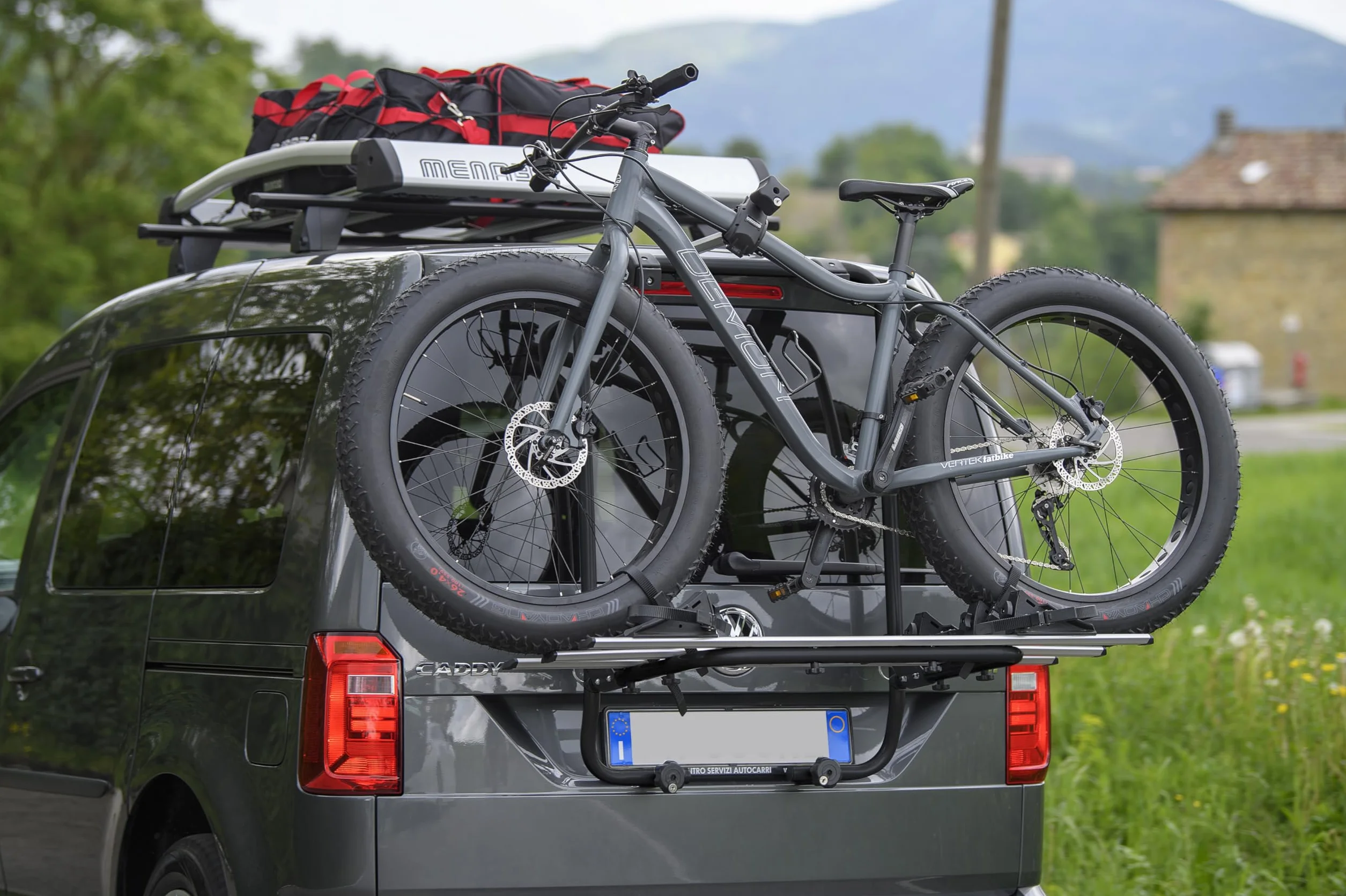 Portabici posteriore MENABO SHADOW BLACK do Volkswagen Caddy (2k) 2015-2021