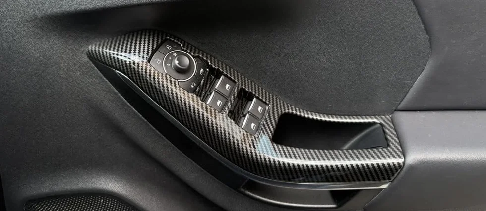 Coperture pannello interruttori porta e finestrino per Ford Puma 2019–2024 (guida a destra) – Rivestimento bracciolo effetto fibra di carbonio in 4 pezzi, compatibile con ST, ST‑Line