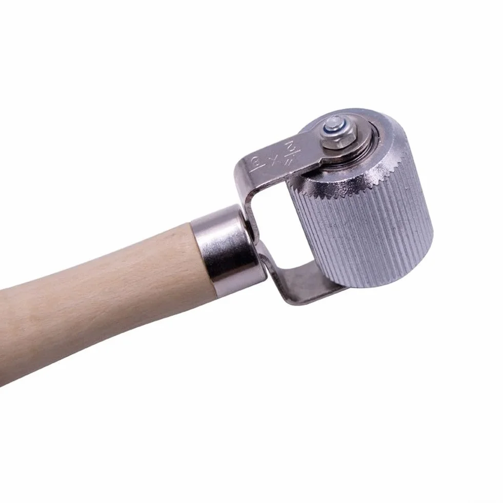 Rullo di compattazione per riparazione pneumatici con manico in gomma in legno, strumento applicatore di patch in acciaio inox, strumento per sigillare patch a freddo e resistenza alle alte