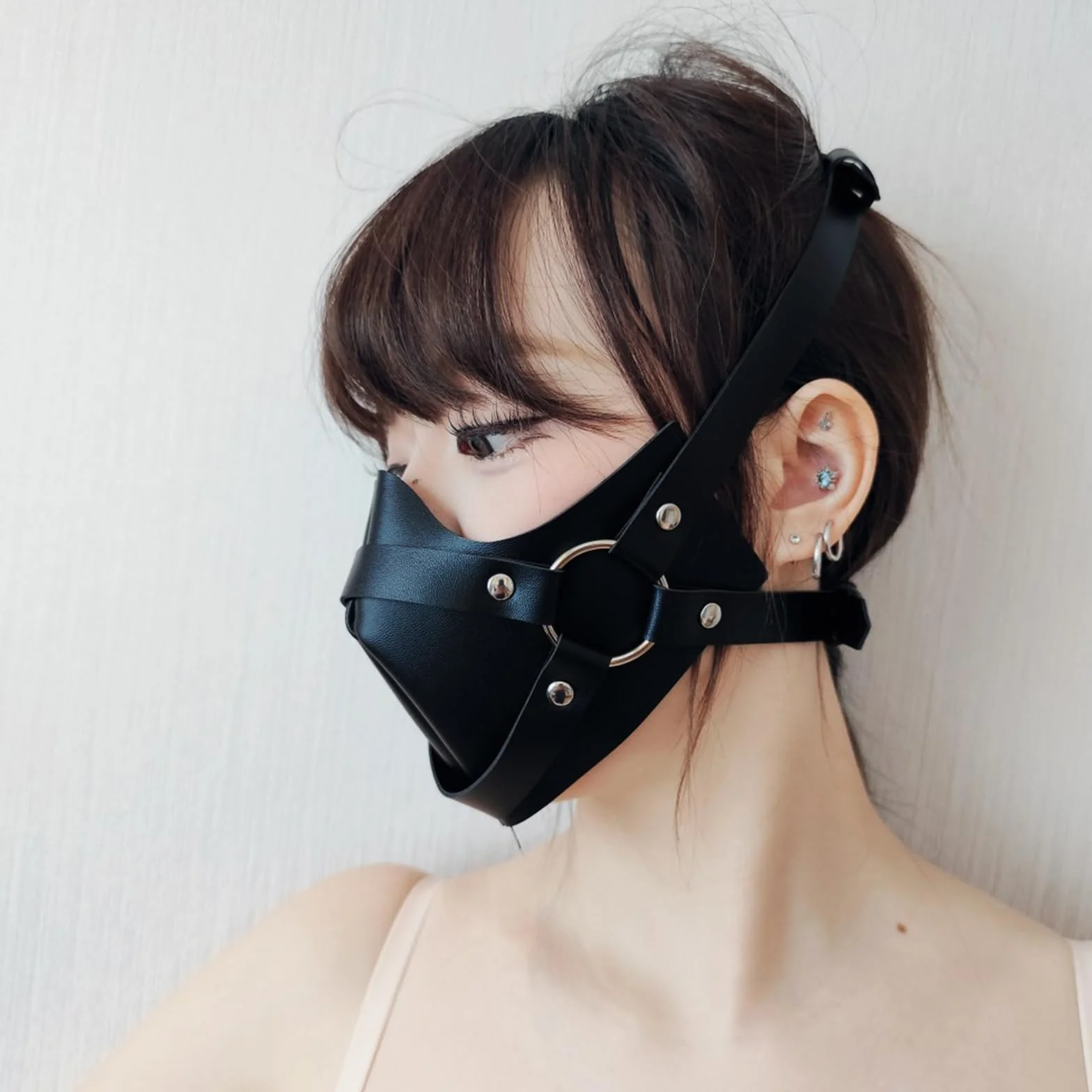 Maschera in pelle nera BDSM per adulti con boccaglio gotico e anello in metallo