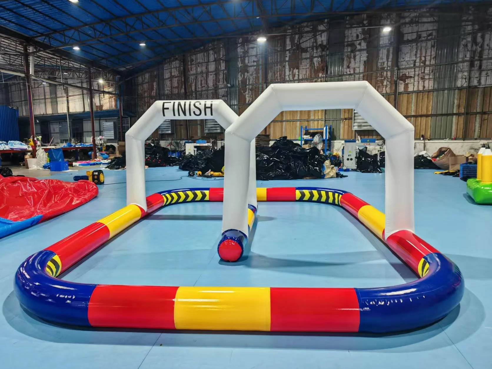 Pista gonfiabile dei go-kart per le automobili di paraurti, progettazione portatile del PVC con la pompa per divertimento all'aperto