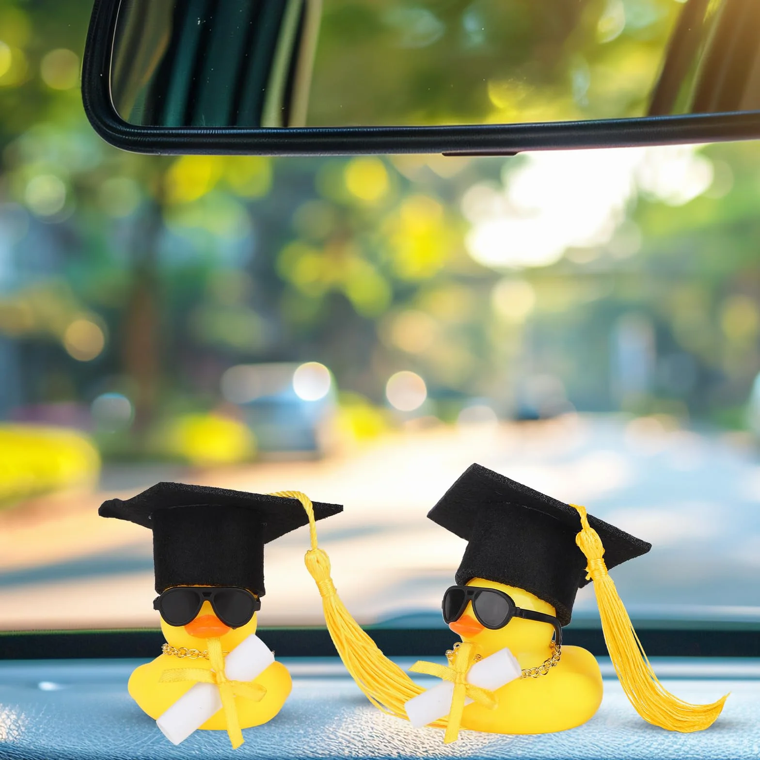 2pz Decorazione Cruscotto Auto a Forma di Paperella Gomma per Laurea, Mini Cappello da Diplomi Collana e Occhiali Sole Grazioso Ornamento di Paperella per Laureati Magistrali e Dottorandi (Giallo)