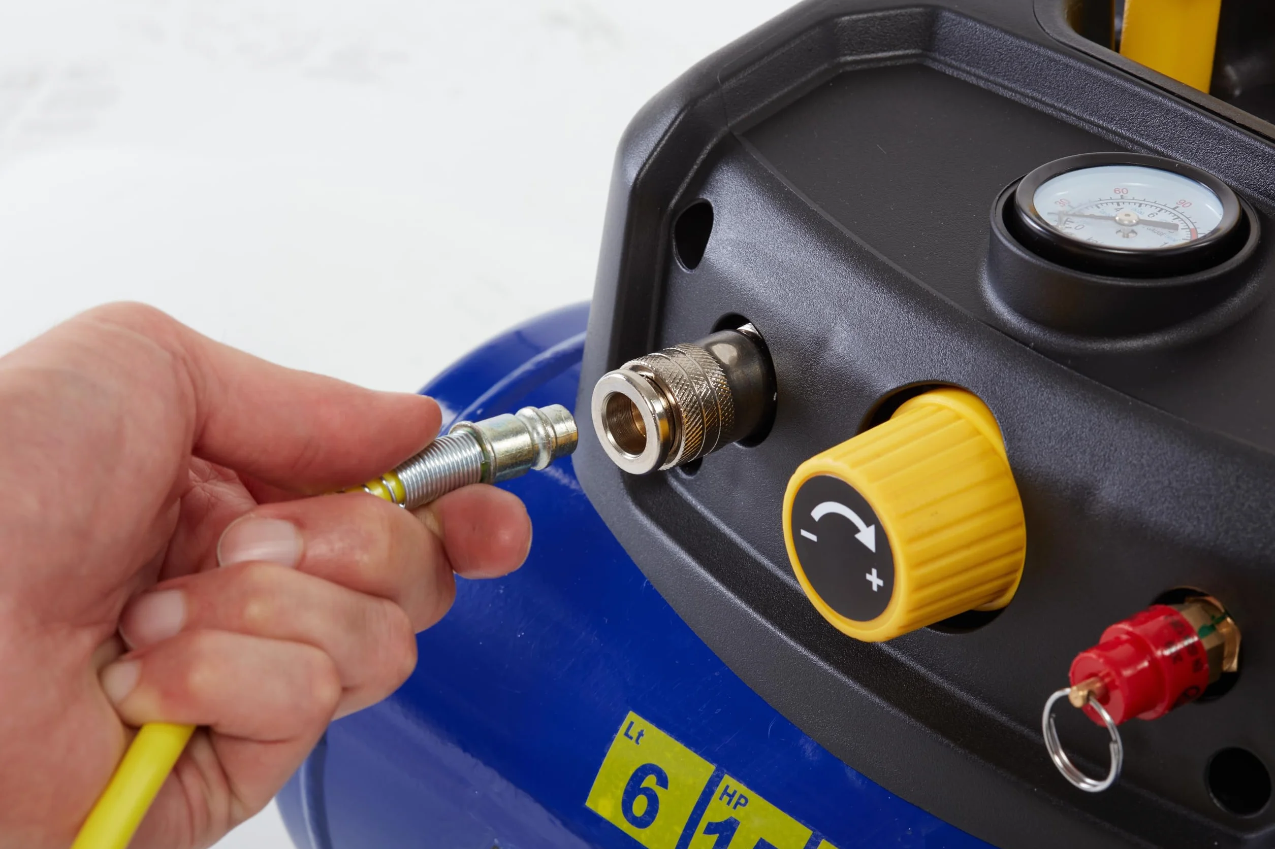 Michelin Compressore d'Aria Portatile MBL6, Compressore Aria Oil-Free da 6 Litri, Manometro Integrato, Pressione Massima 8 Bar, Potenza 1.5 CV