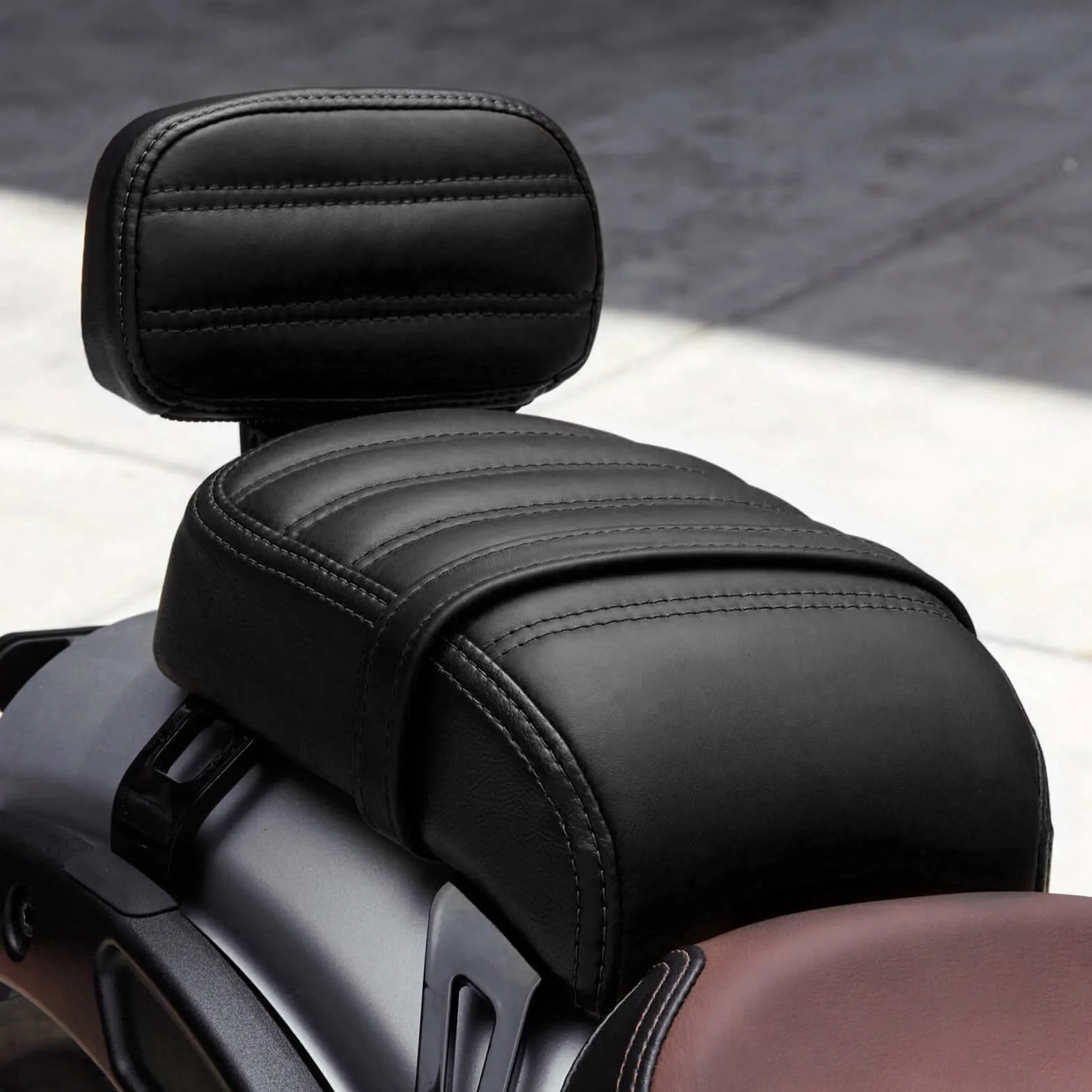 Sedile per passeggero con schienale corto per Indian Bobber, guida comoda per piloti a lunga distanza (nero)
