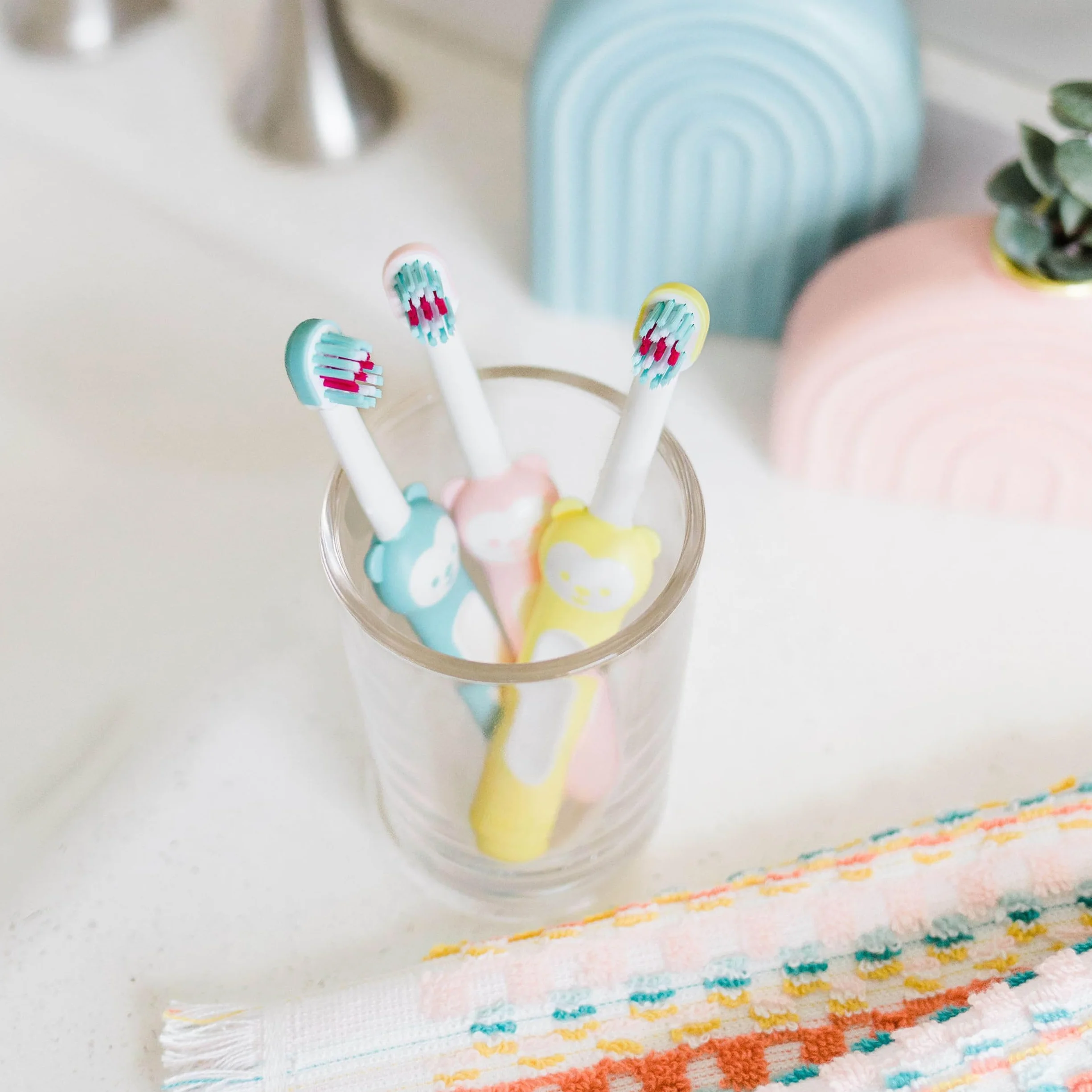MAM Baby's Brush Set da 2, Spazzolino denti bambini 6+ mesi, Impugnatura antiscivolo, Setole morbide, Rosa