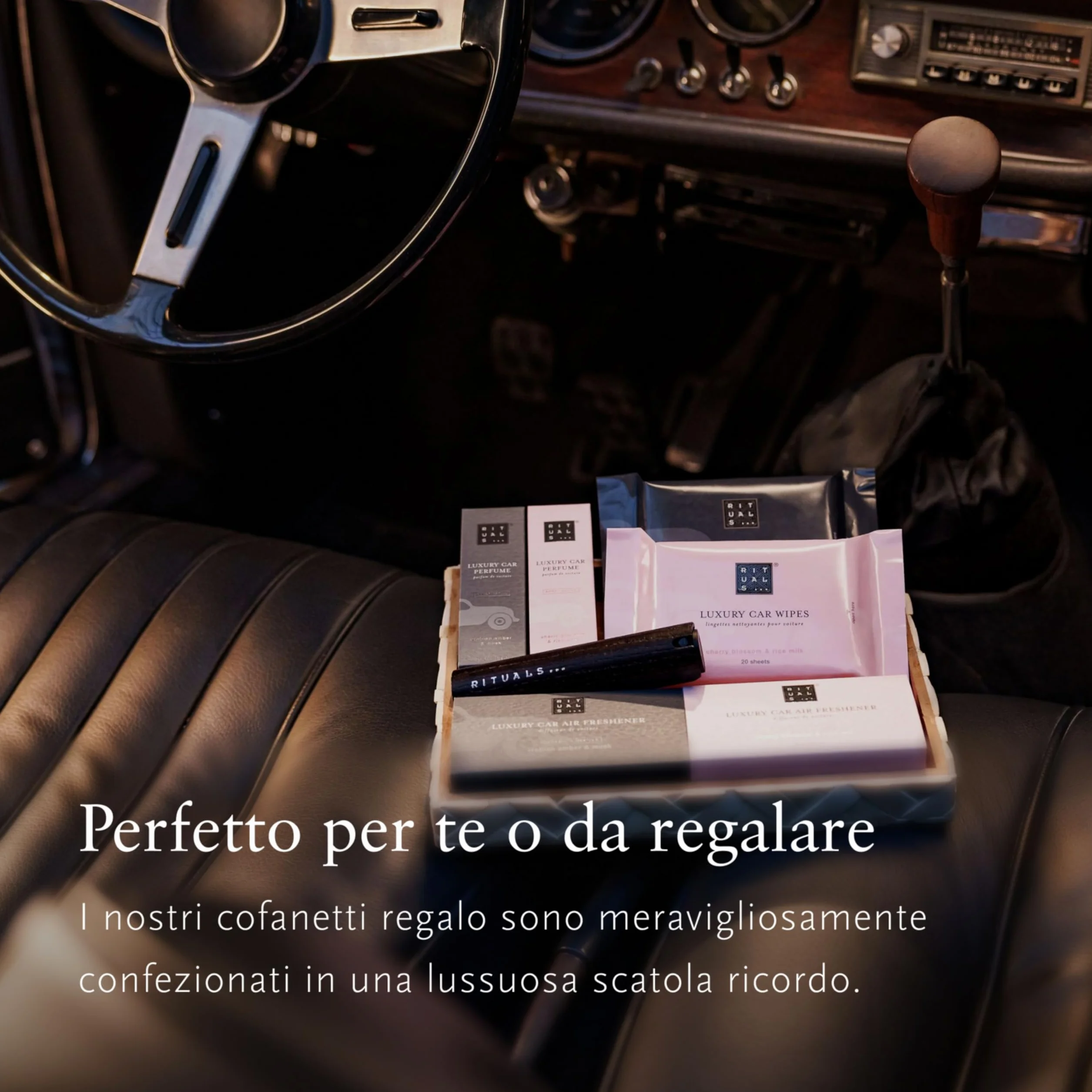 RITUALS The Ritual of Sakura Car Perfume Gift Set, profumo per auto ricaricabile con supporto in legno
